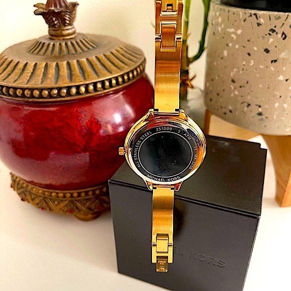 Michael Kors Limited Edition Watch in Gold - Picture 3 of 8